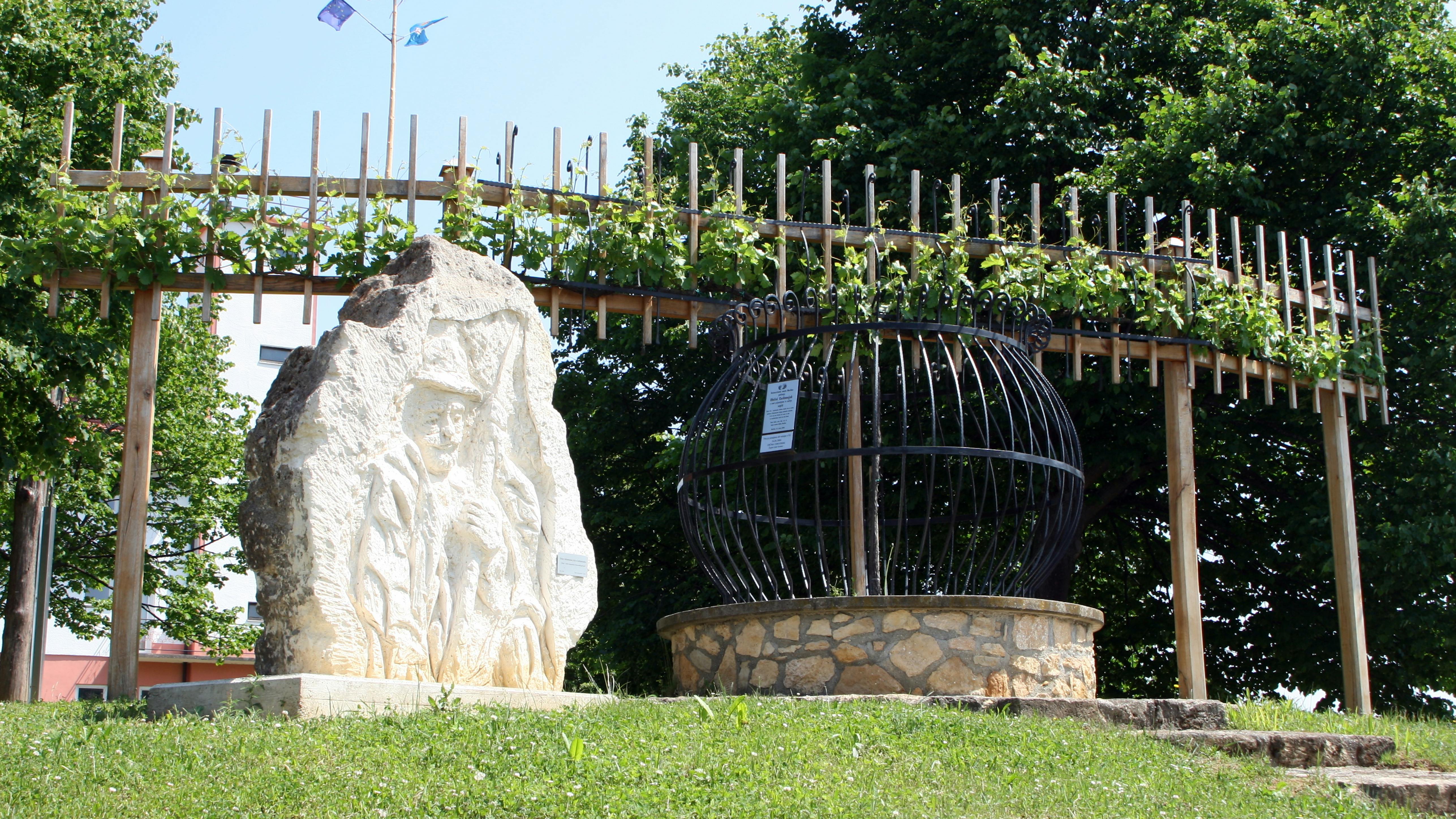Johanez Vine with the Ovtar sculpture